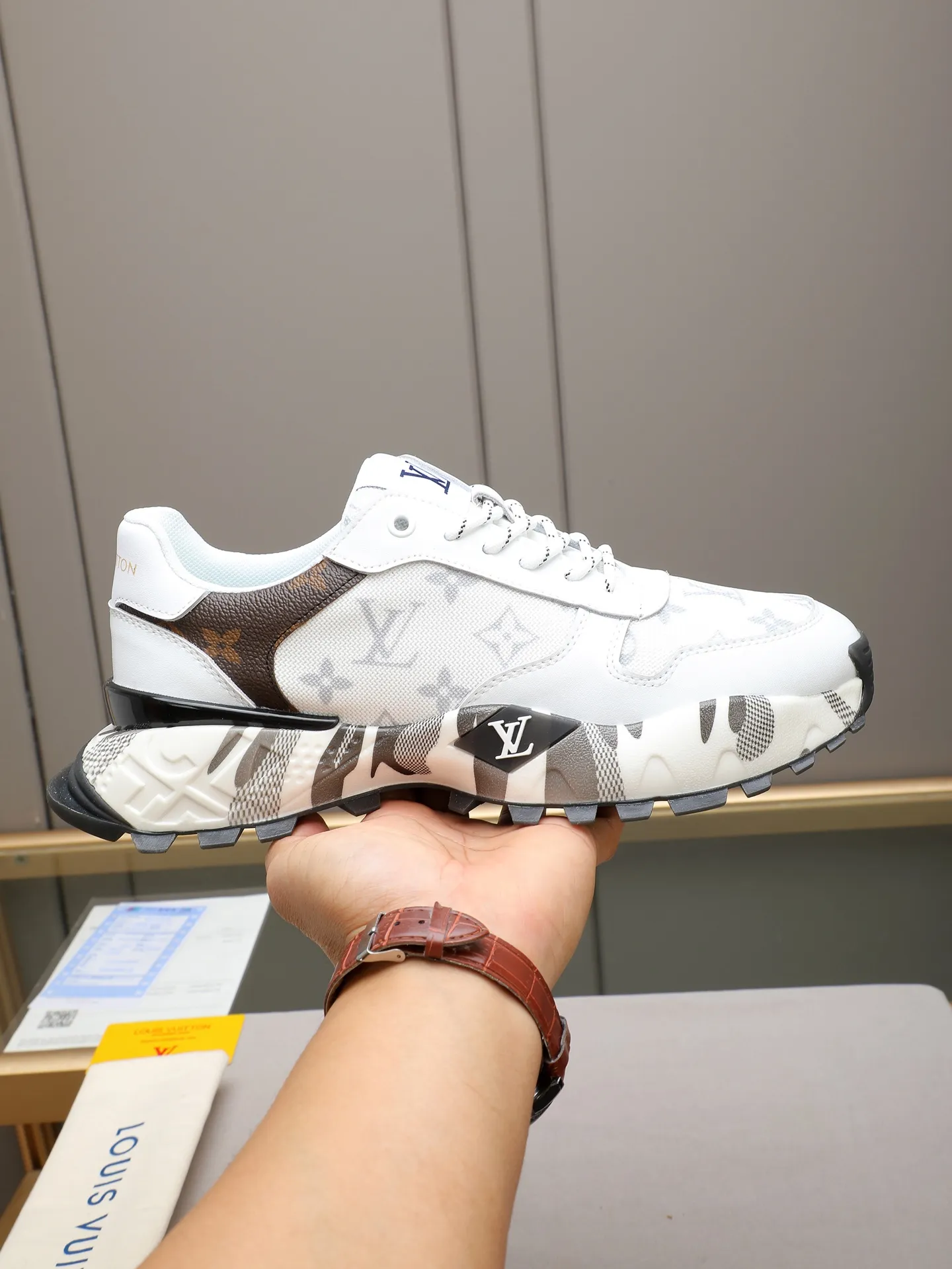 Men's shoes 💰440 [LV] Casual sports shoes, breathable and comfortable, easy to walk, a versatile style for trendy men, Versace special materials and calfskin ➕ breathable mesh lining ➕ popular printed outsole, sports and running style, super comfortable. Code number 38-44 (45 customized)
